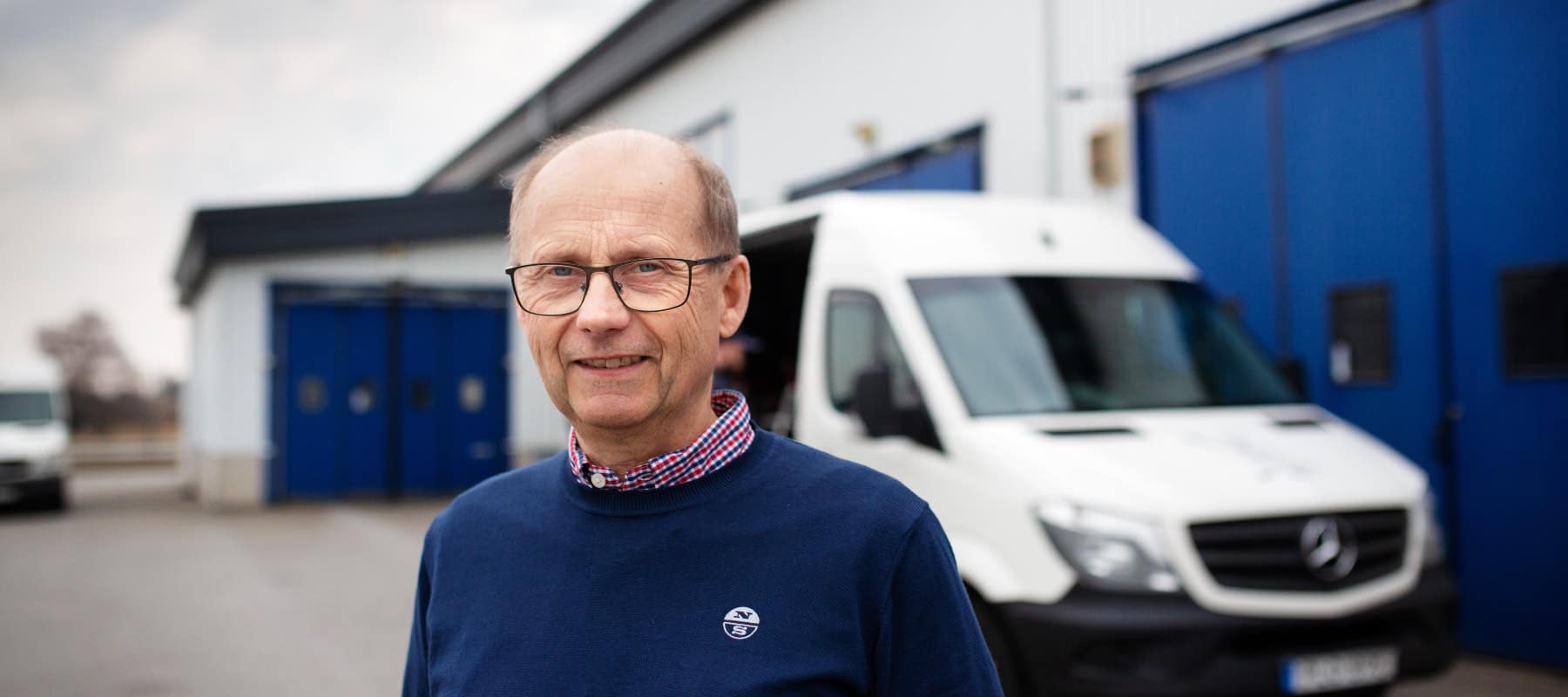 Calle Björkman framför bilen