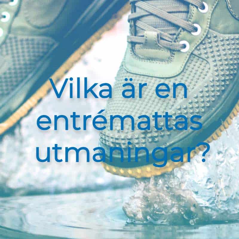 Entre matta.Gympaskor som hoppar i vattenpöl